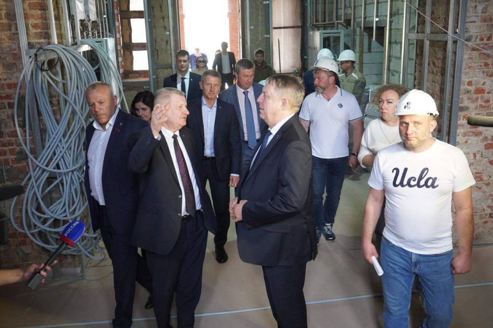 Губернатор Александр Богомаз проинспектировал реконструкцию здания будущего технопарка в Клинцах