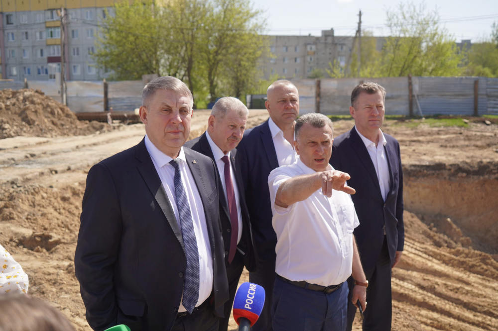 Александр Богомаз проинспектировал строительство СОКа в Трубчевске