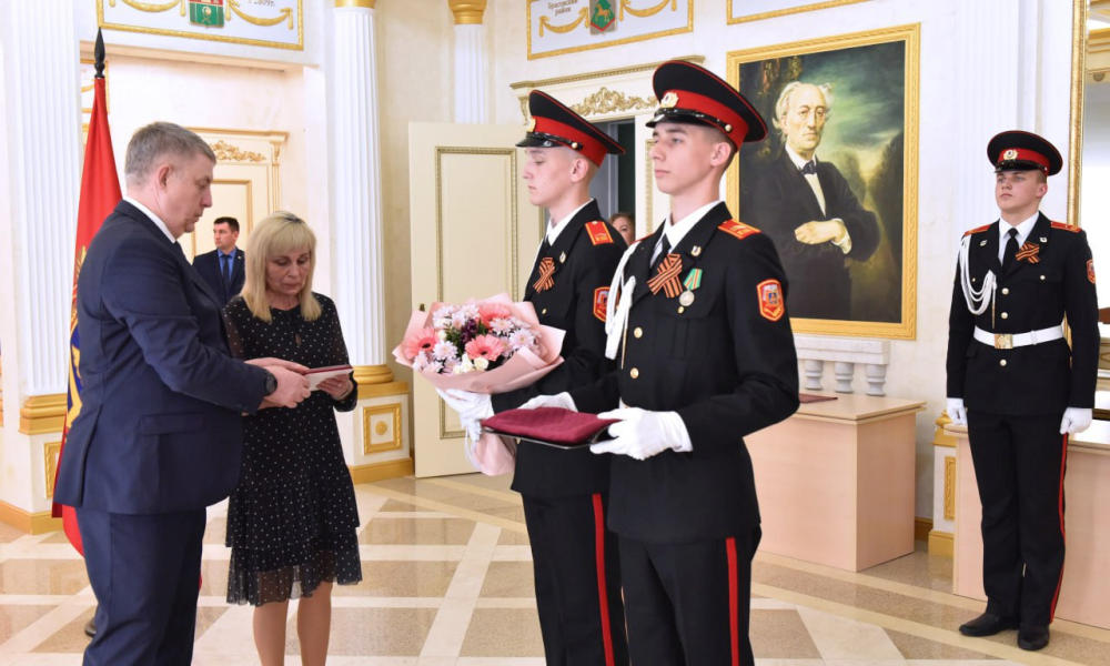 Губернатор Александр Богомаз передал высокую награду маме младшего сержанта Дедкова Дмитрия Вячеславовича