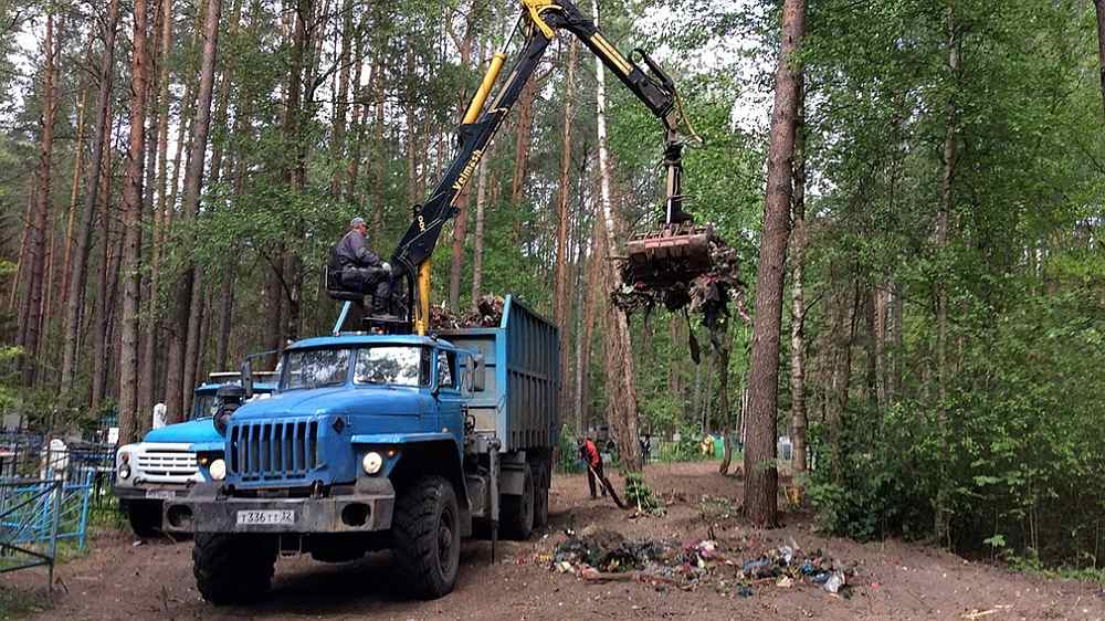 В Брянске с кладбищ вывезли почти 4 000 тонн мусора