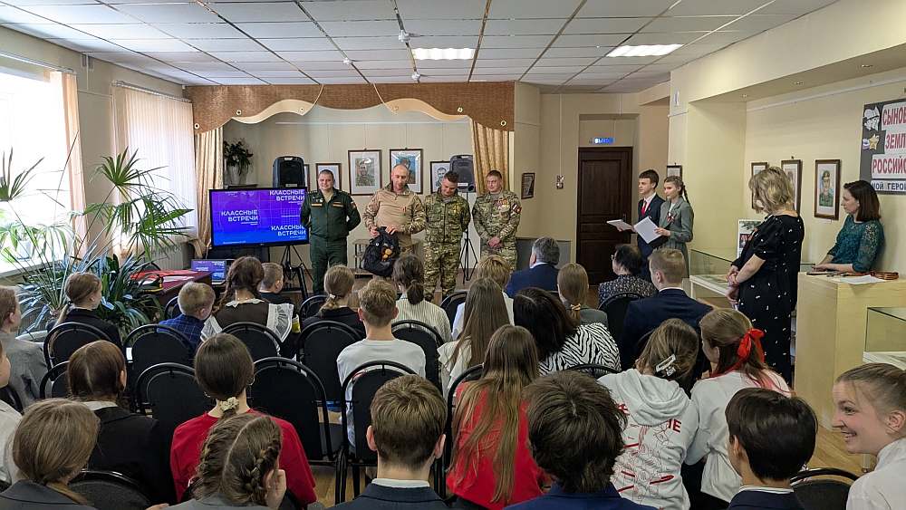 В Унече для школьников провели Час Мужества