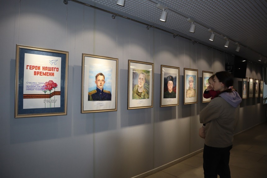 В ДШИ №1 в Брянске открылась выставка портретов участников СВО