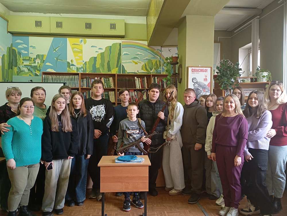 В Унечской центральной библиотеке участники поискового отряда «Память» встретились со школьниками
