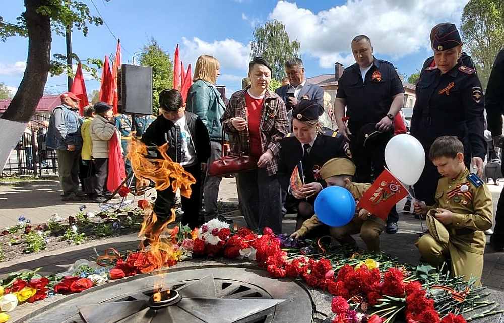 В Унече Сотрудники Линейного отдела полиции со своими детьми приняли участие в возложении цветов к Вечному огню