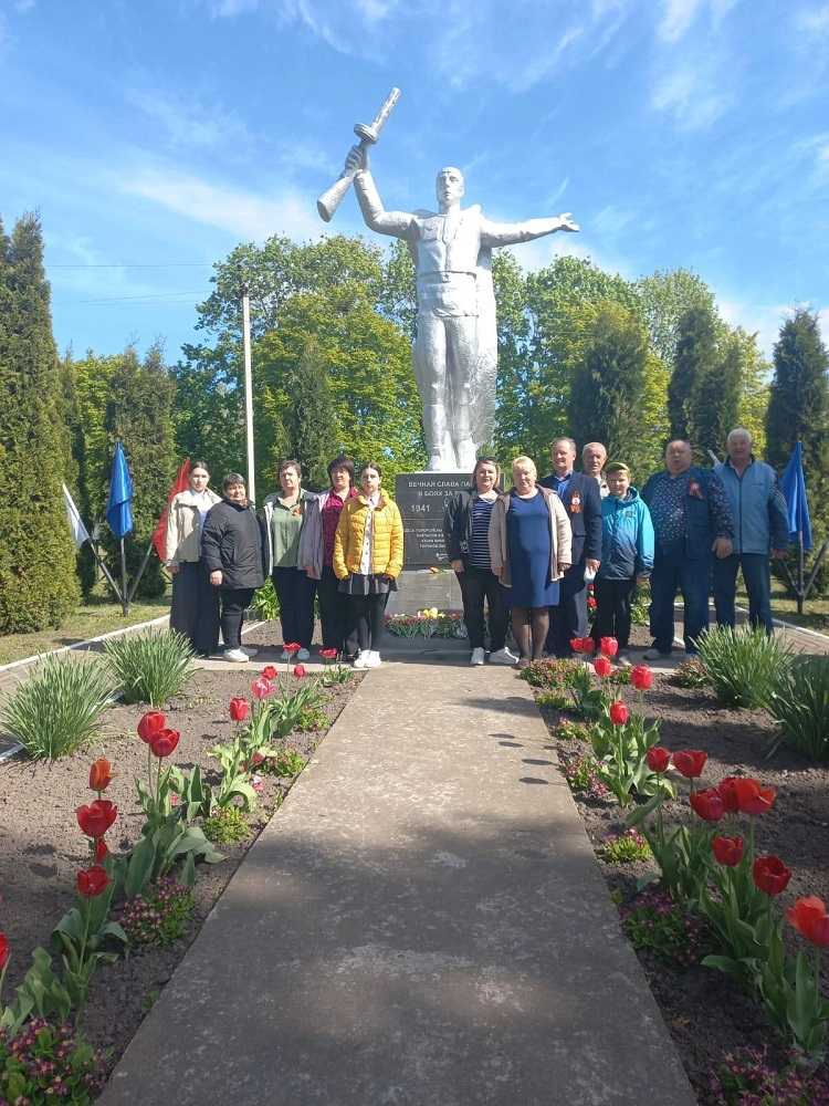 В День Великой Победы жители д. Новые Ивайтенки Унечского района почтили память защитником Родины