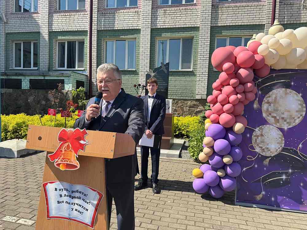 В Унече школьников поздравили с окончанием учебного года