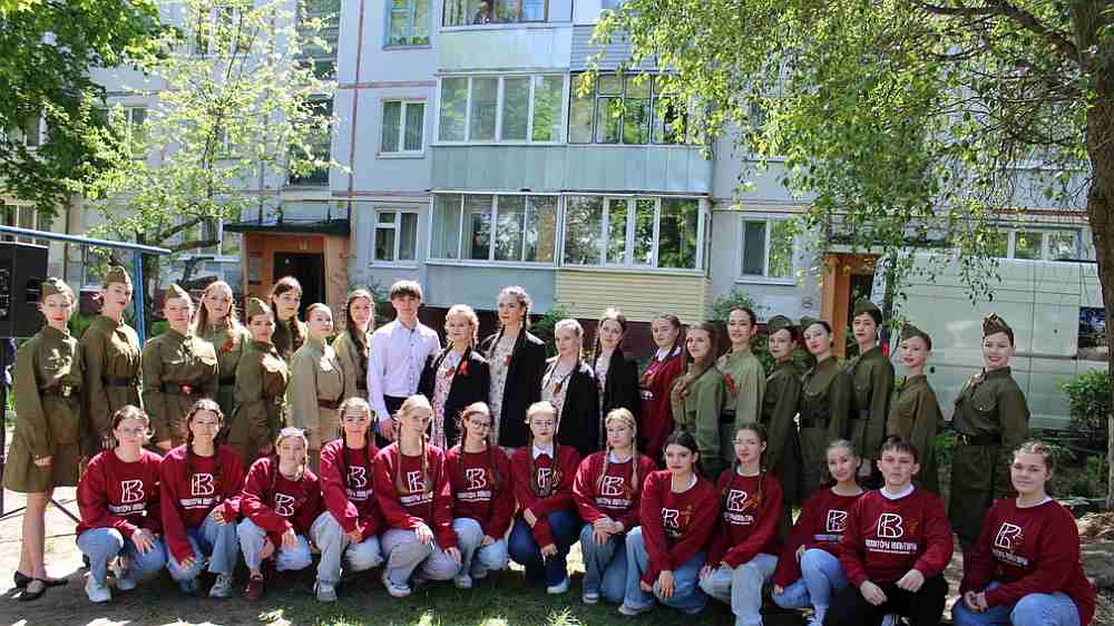 Брянские волонтеры культуры поздравили ветерана Николая Кирюхина с 80-летием Победы