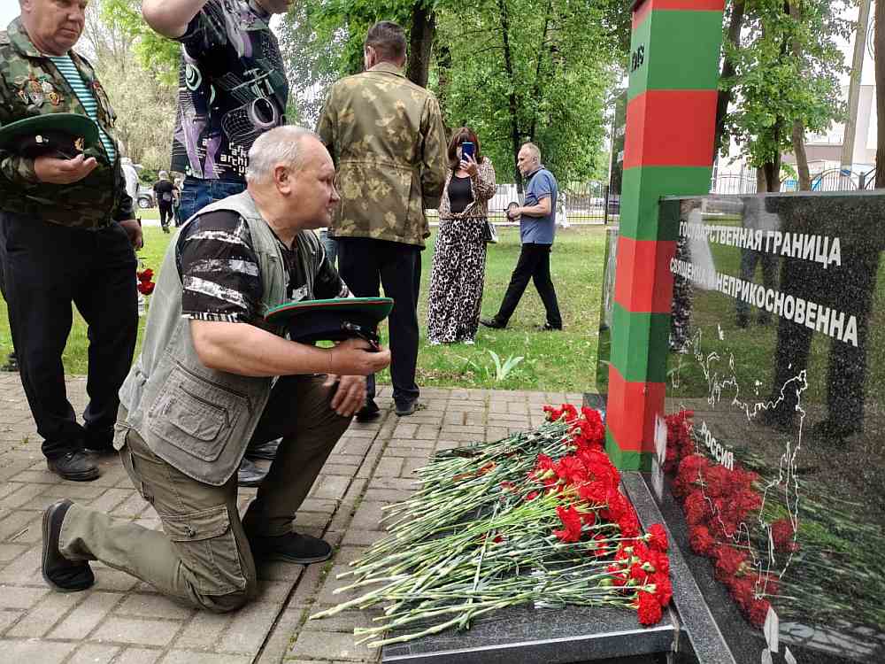 В День пограничника в сквере Победы г. Унеча почтили мужество и героизм воинов, охраняющих рубежи Отечества