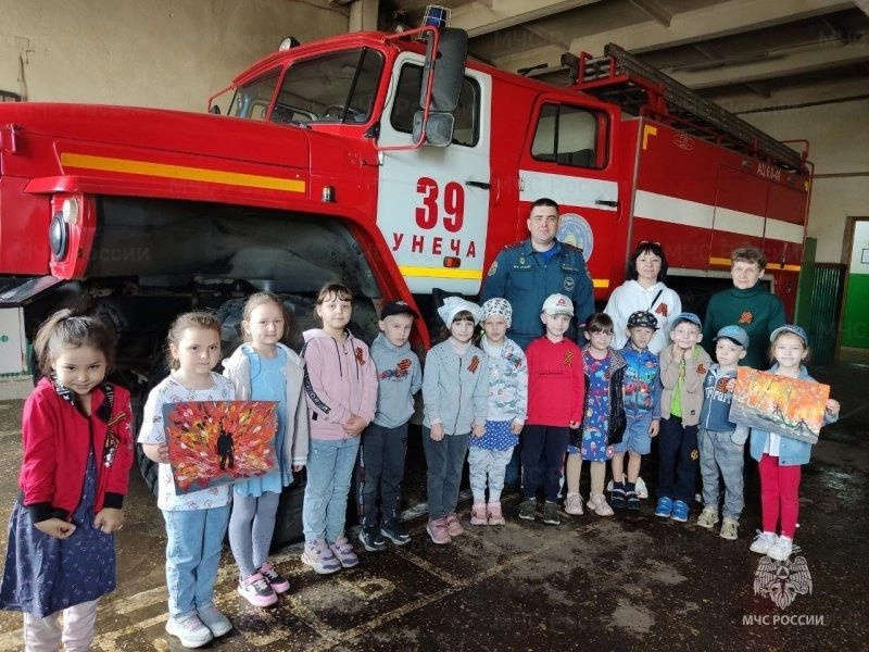 В Унече сотрудники пожарной части №39 провели для юных граждан увлекательную экскурсию