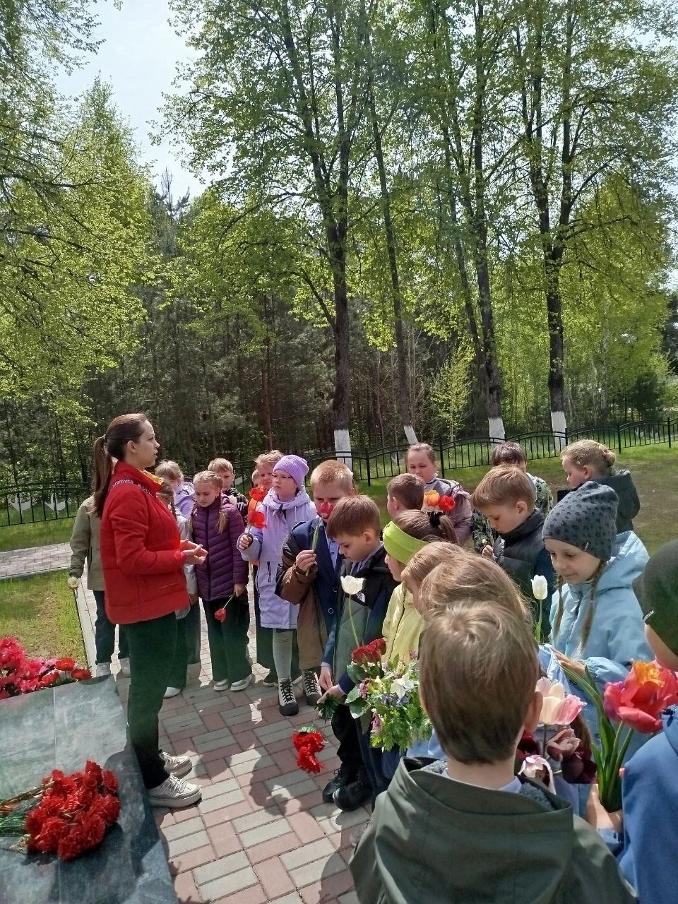 В Унече для учащихся 2-а класса провели пешеходную экскурсию по памятным местам города, посвященную 80-летию Великой Победы