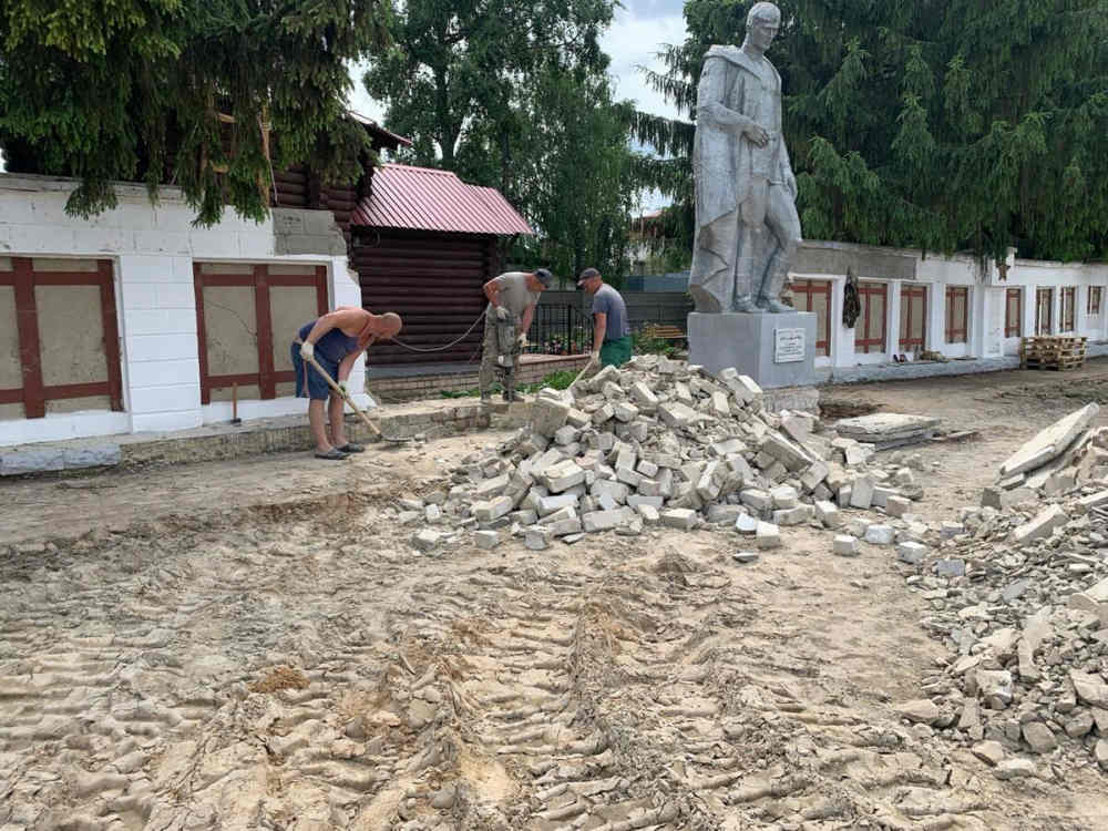 В Стародубе Брянской области начался капитальный ремонт Стены Памяти