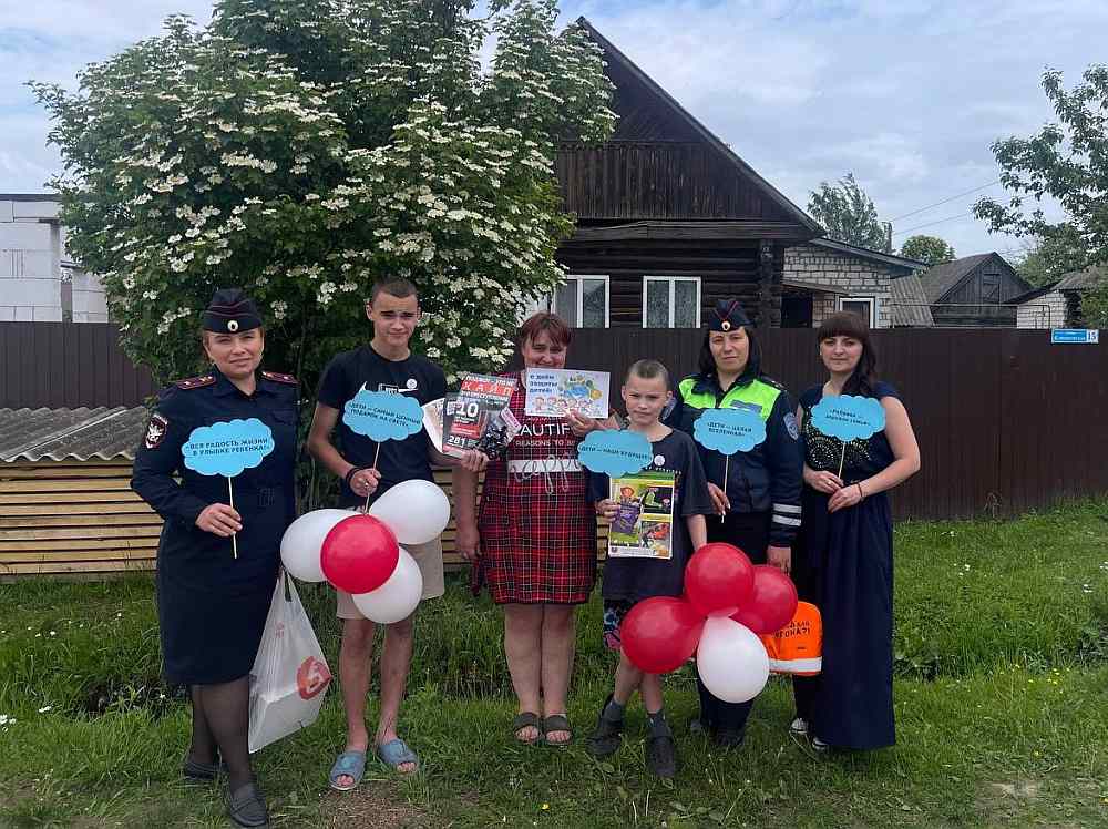 В Унече сотрудники Госавтоинспекции поздравили семьи, находящиеся в трудной жизненной ситуации, с Днем защиты детей