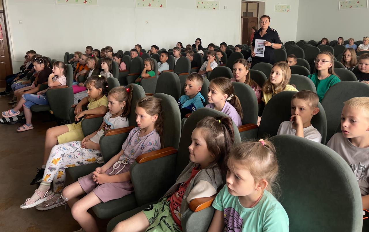 В Унече транспортные полицейские провели «День безопасности» в пришкольном лагере «Здравушка» школы №1