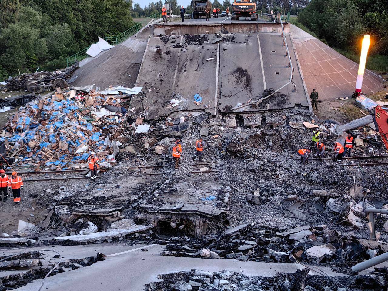 Железнодорожные пути в Выгоничском районе расчищены