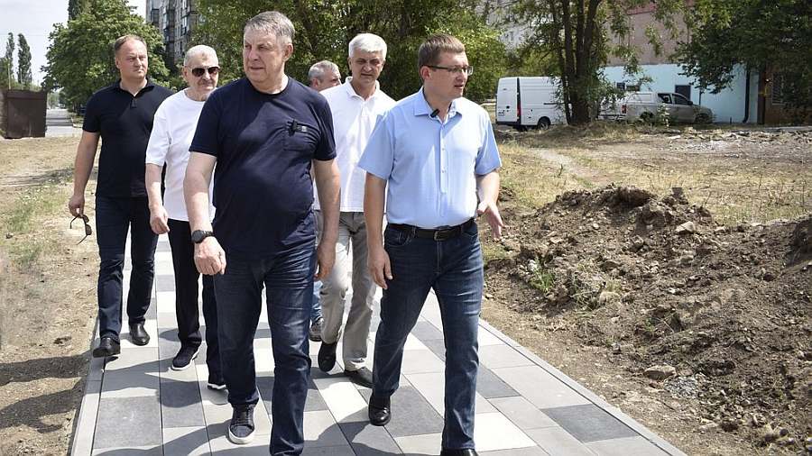 Брянские специалисты продолжают работы в подшефной Брянке ЛНР