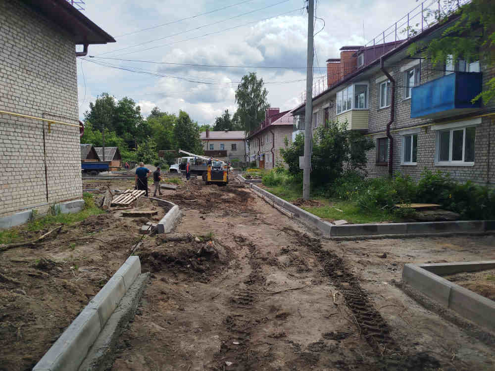 В Унече по нацпроекту продолжают благоустраивать дворы