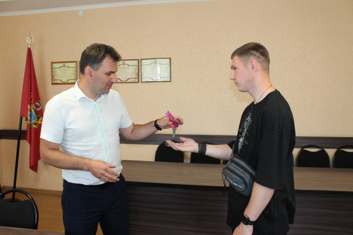 В Суземском районе сироте вручили ключи от квартиры