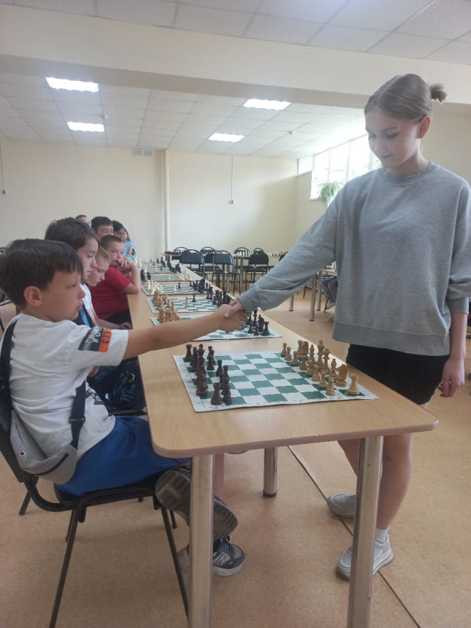 В Унече чемпионка Брянской области Екатерина Бобунова провела сеанс одновременной игры на 16 досках