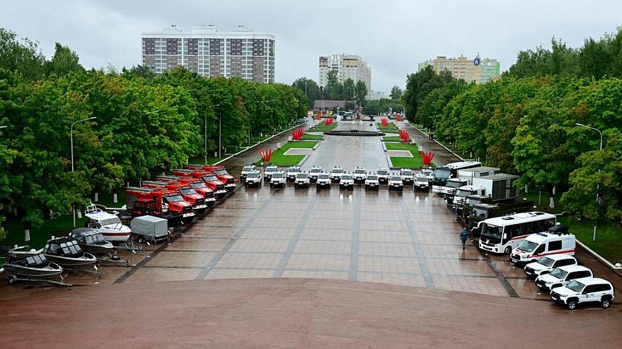 В Брянске министр МЧС передал пожарно-спасательным подразделениям рекордное количество техники