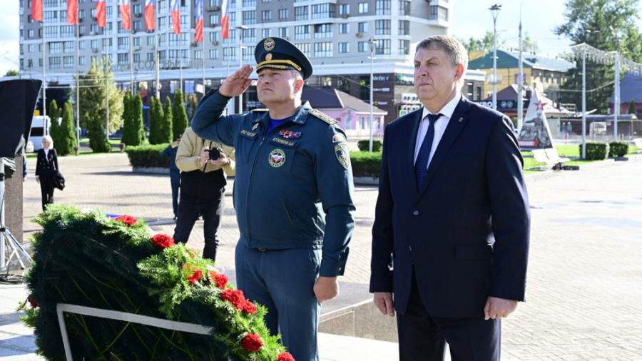 Глава МЧС России Александр Куренков почтил память брянских Героев Великой Отечественной войны