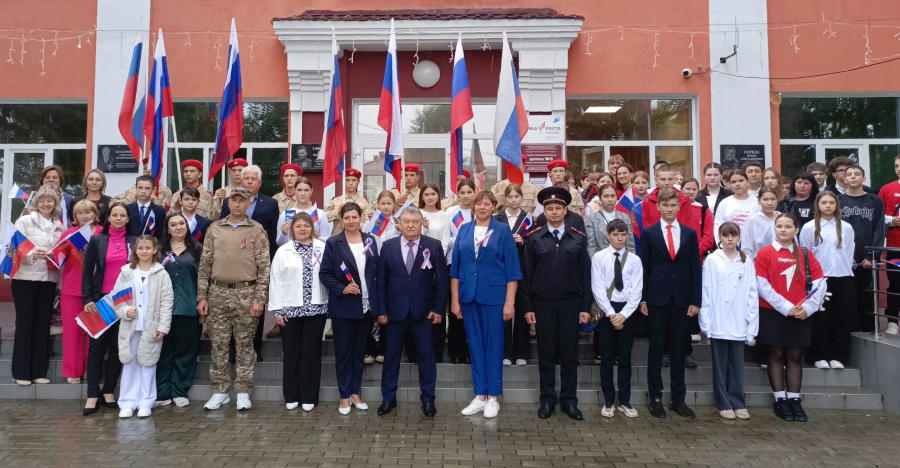 В День государственного флага России в Унече юным гражданам вручили паспорта