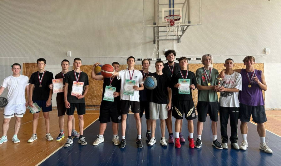 В Унече прошел турнир по уличному баскетболу в честь Дня Государственного флага России