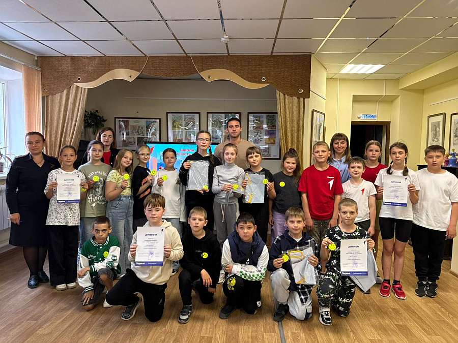 В Унече транспортные полицейские и представители Движения Первых провели для школьников игру-квиз