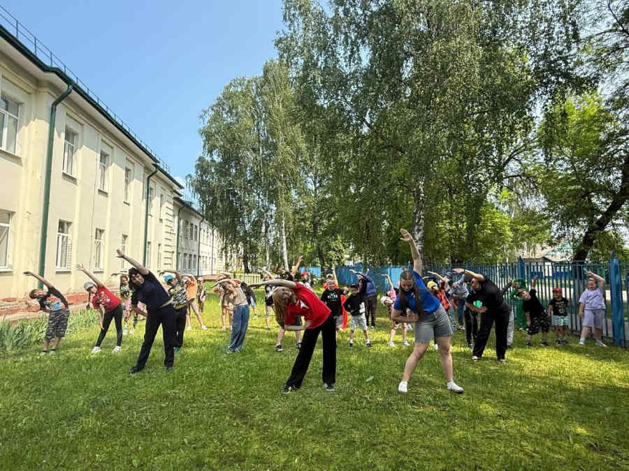 Транспортные полицейские Унечи провели для детей общероссийскую акцию «Зарядка со стражем порядка»