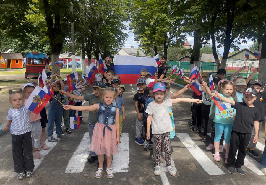 В Унече транспортные полицейские провели патриотическую акцию для дошкольников