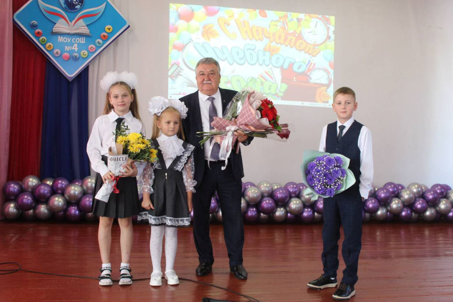 В Унече глава района А.М. Кусков принял участие в торжественной линейке в честь Дня знаний