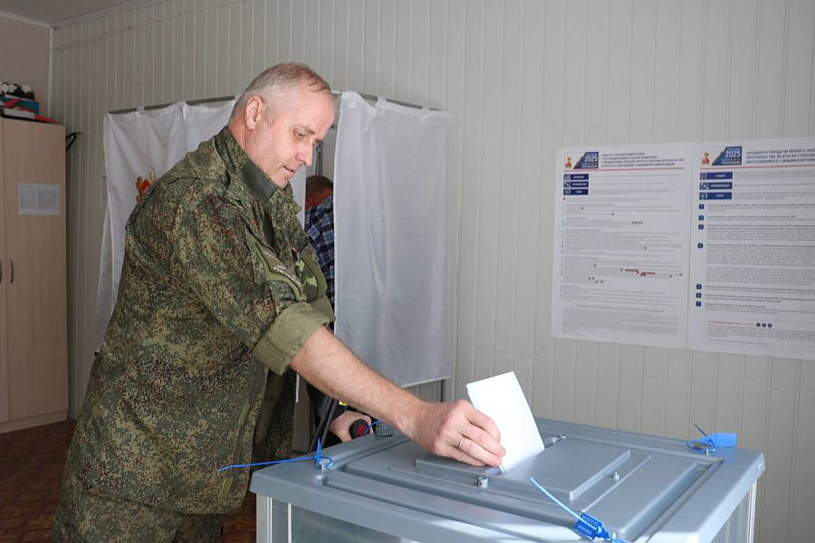 В Стародубе проголосовал участник СВО Денис Соколов