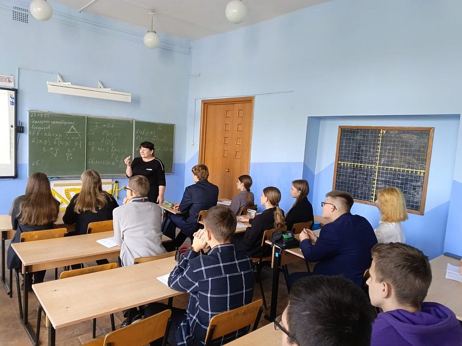 В Унечской школе №4 дали старт новому учебному году в центре технического образования