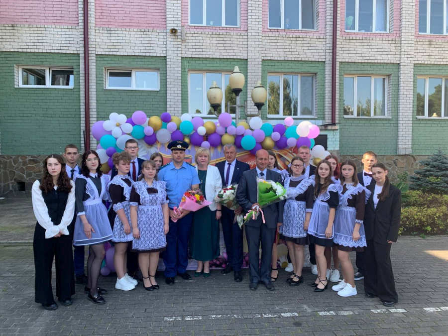 В День знаний глава администрации Унечского района В.А. Дуда принял участие в торжественной линейке в школе №1