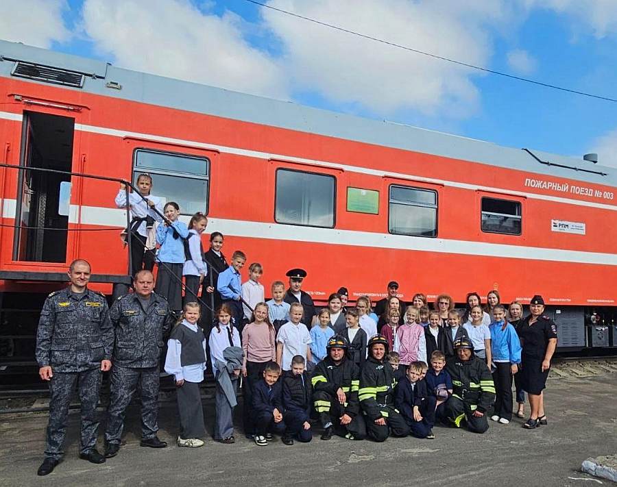 Сотрудники ЛОП на ж/д станции Унеча организовали для школьников экскурсию к Пожарному поезду