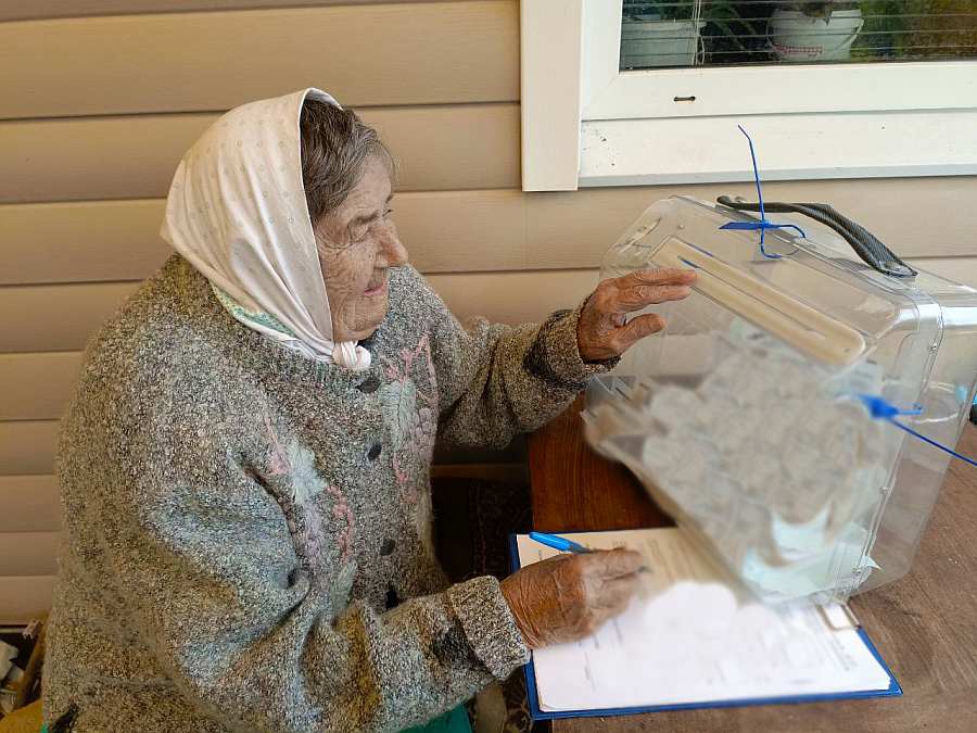 В Унече 95-летняя труженица тыла Анастасия Ивановна Семченко приняла участие в голосовании на дому