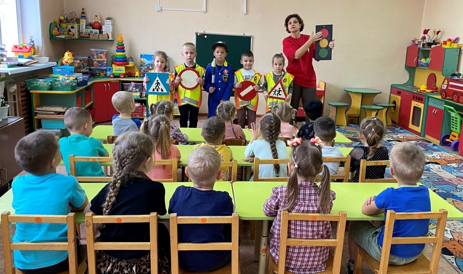 В Унече воспитанников детского сада «Дельфин» познакомили с правилами поведения на дороге