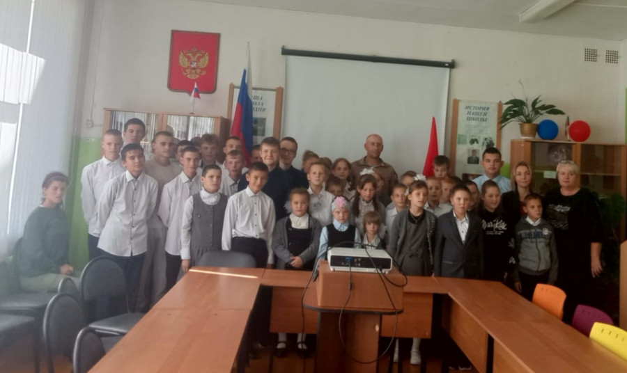 В Унечской школе-интернате для учащихся организовали патриотическую встречу с участником СВО