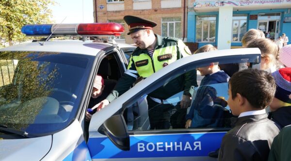 Военный автоинспектор Росгвардии провёл занятие по правилам дорожного движения со школьниками в Брянске