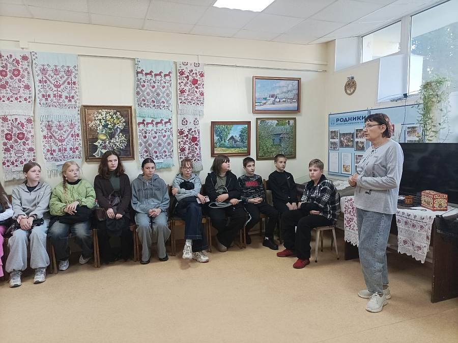 В студии ассоциации художников Унечи «Родники» для учащихся школы №2 провели увлекательную экскурсию