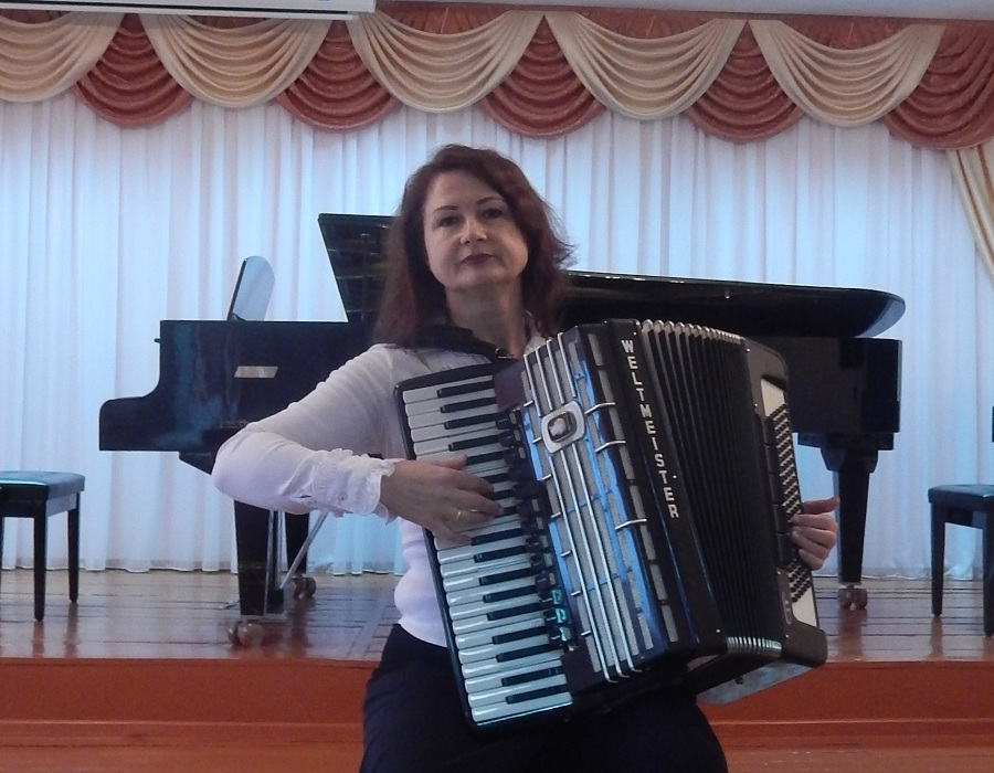 Преподавателя Унечской ДШИ поздравили с юбилеем