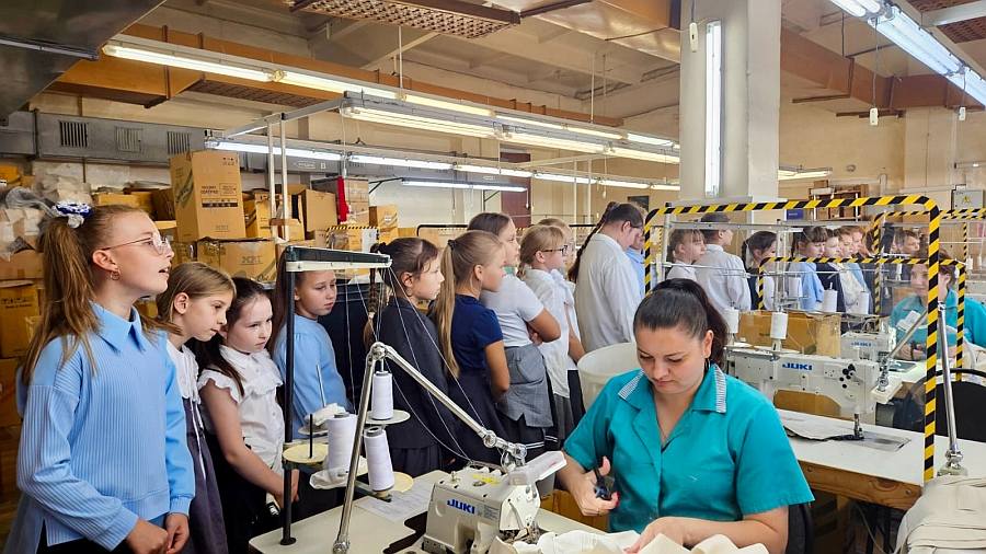 Унечские школьники посетили с экскурсией одно из старейших предприятий Брянской области