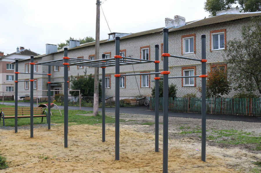 В брянских Комаричах возводят современные детские площадки и спорткомплексы