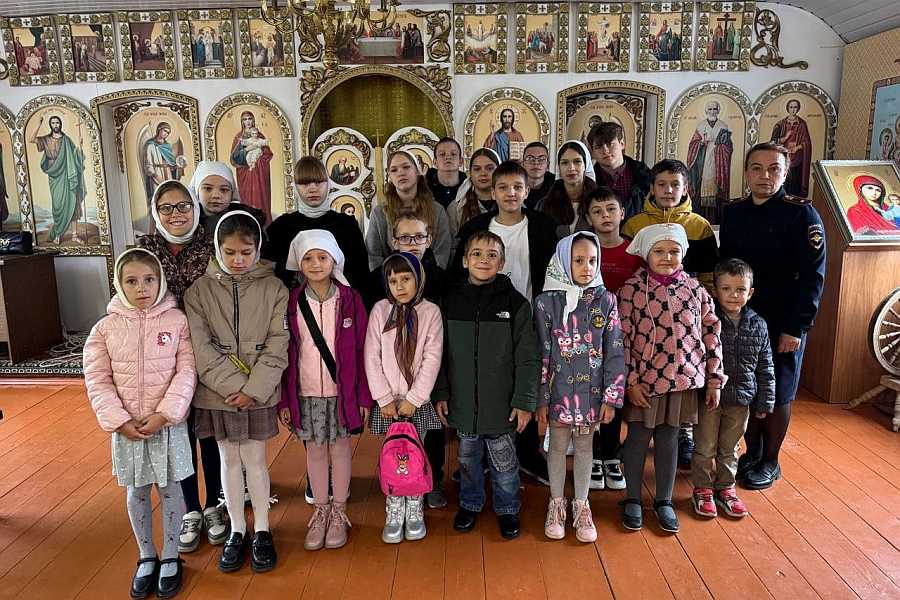 «Подросток, будь в курсе!»: транспортные полицейские Унечи и священник обсудили с молодежью опасность вредных привычек