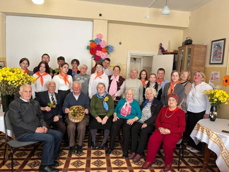 В Унече для пожилых людей провели мастер-класс по созданию осенних букетов