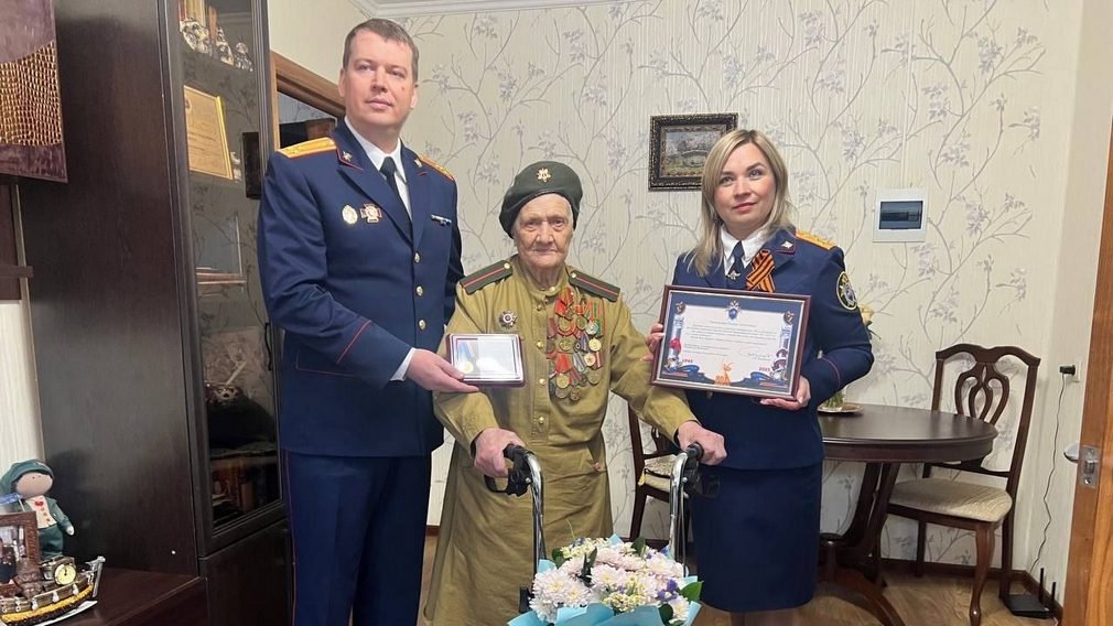 Брянские следователи организовали для ветеранов концерт и вручили памятные медали