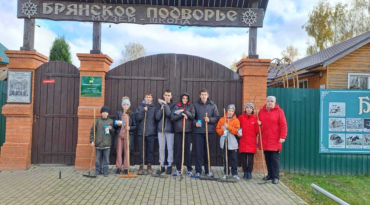 Воспитанники Унечской школы-интерната провели уборку в этно-комплекса «Брянское подворье»