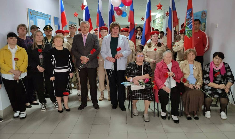 В Унечской школе №1 торжественно открыли Зал Славы