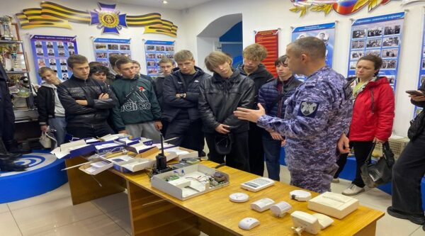 Брянские студенты и школьники побывали в гостях у вневедомственной охраны Росгвардии