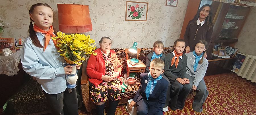 В Унече сотрудники краеведческого музея и «тимуровцы» школы №5 посетили бывшую малолетнюю узницу