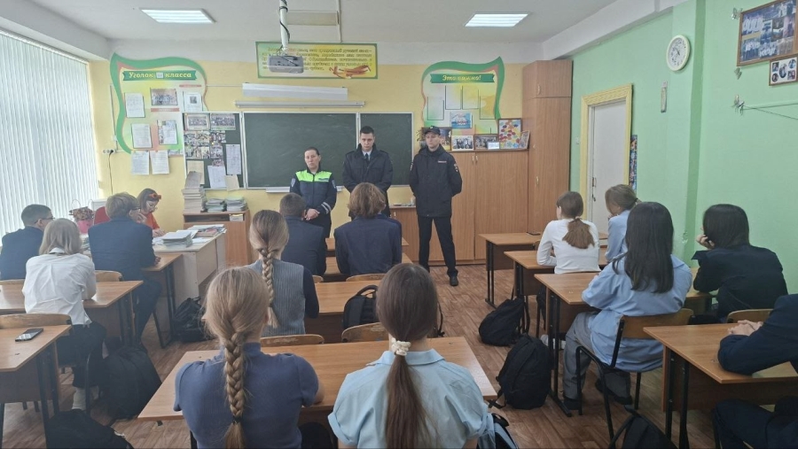 В Унече сотрудники Госавтоинспекции провели для школьников «Минутки безопасности»